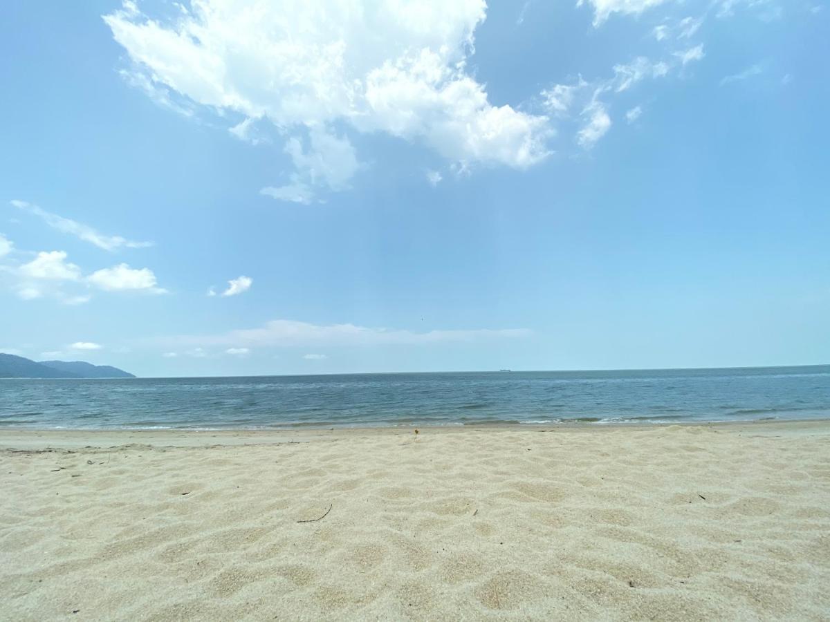 By The Sea @ Luxury Suites, バツーフェリンギビーチ エクステリア 写真