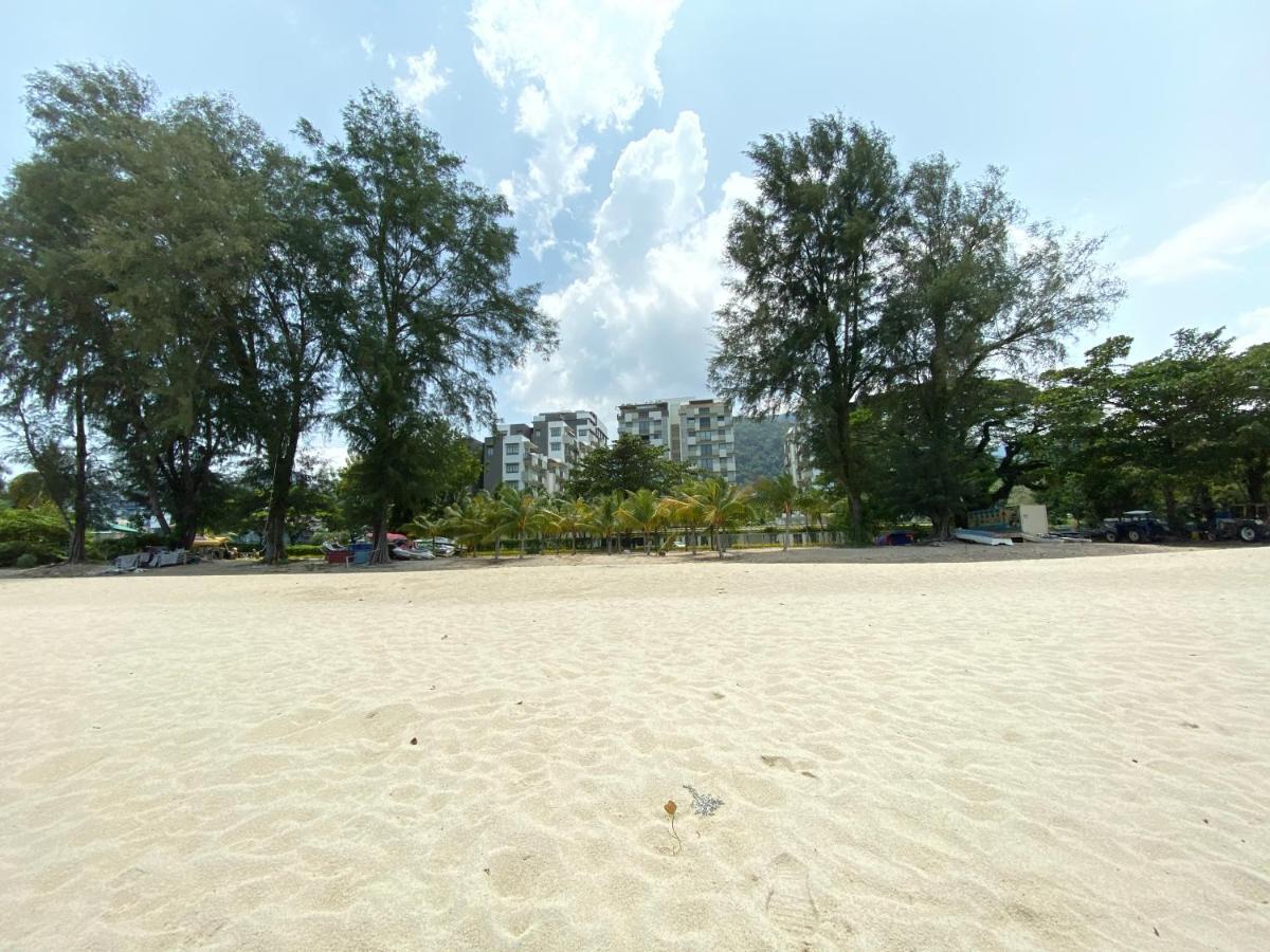 By The Sea @ Luxury Suites, バツーフェリンギビーチ エクステリア 写真