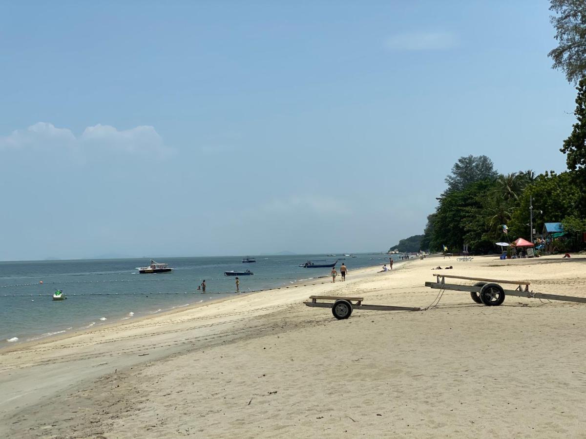 By The Sea @ Luxury Suites, バツーフェリンギビーチ エクステリア 写真